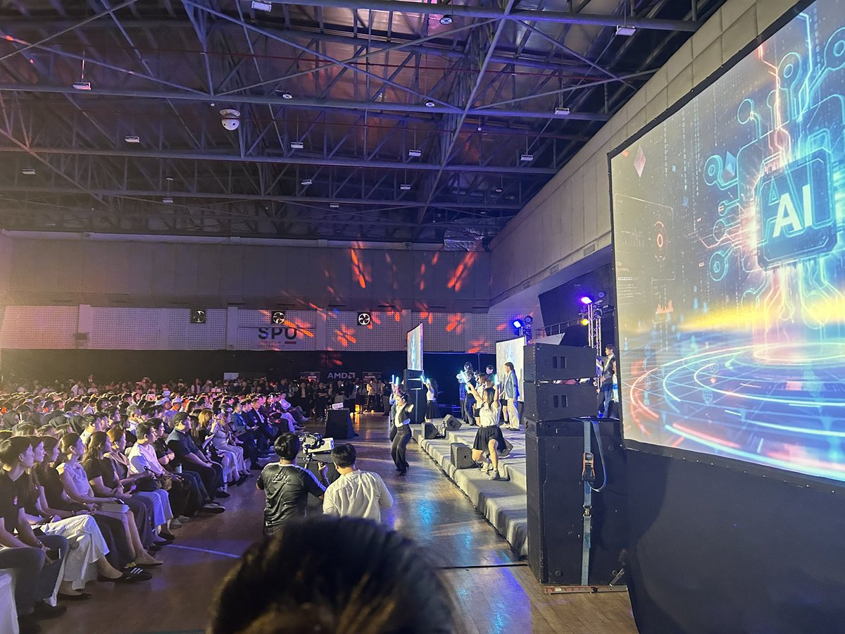 lnwpond2310's tweet photo. ต่อมาจะเป็น Opening Show จากPd Spu โดยจะเป็นโชว์เปิดงาน เพื่อเพิ่มความตื่นเต้นของงานและทำให้อยากติดตามต่อ

#SPUCAaiShowcase https://t.co/lAFvlfAG8N