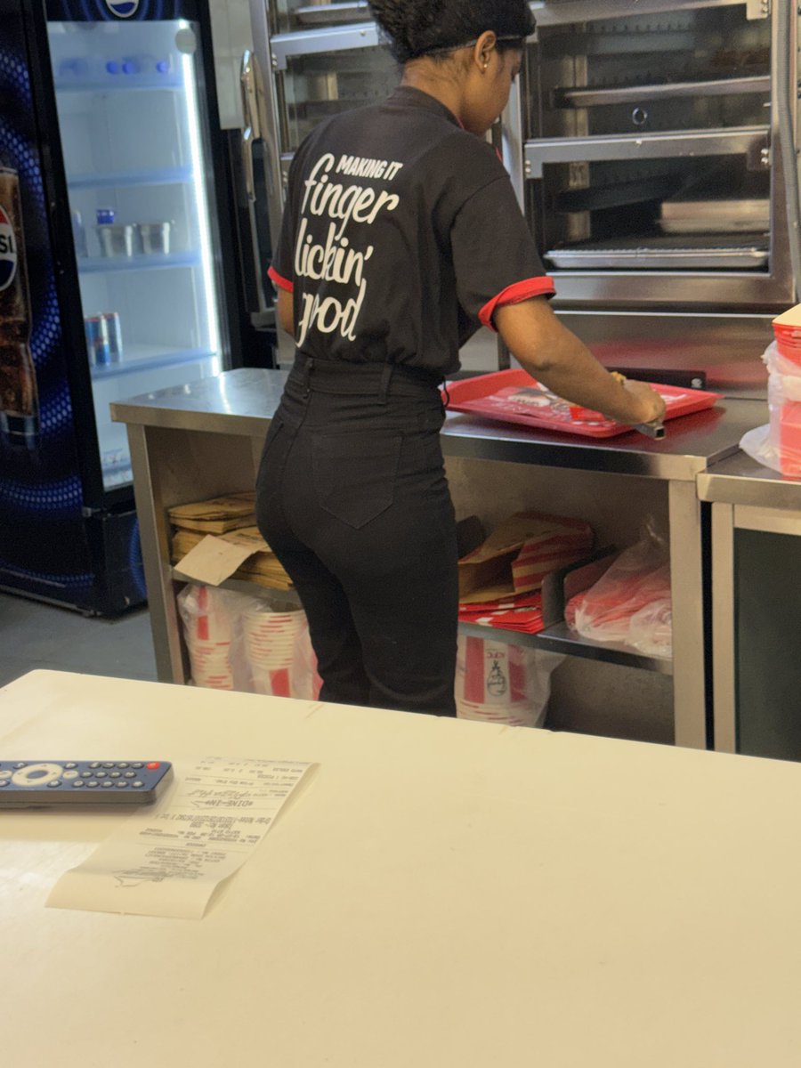iamdeepikadpka's tweet photo. Guys kfc avadi la oruthi kundi ya pathen angaye flat ayuten ….alu pakka olliya sumara than iruntha but sudden ha thirumbuna parunga avalothan thambi thookitan angaye kelambi vara manasu ilama okanthu iruken🫠🫠🥵🥵 https://t.co/rw1rLW63BJ