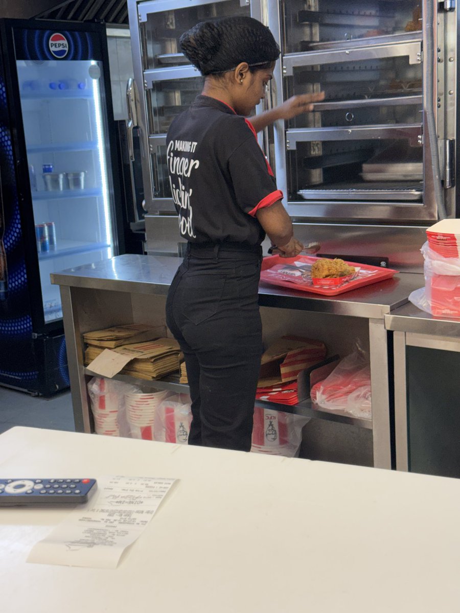 iamdeepikadpka's tweet photo. Guys kfc avadi la oruthi kundi ya pathen angaye flat ayuten ….alu pakka olliya sumara than iruntha but sudden ha thirumbuna parunga avalothan thambi thookitan angaye kelambi vara manasu ilama okanthu iruken🫠🫠🥵🥵 https://t.co/rw1rLW63BJ