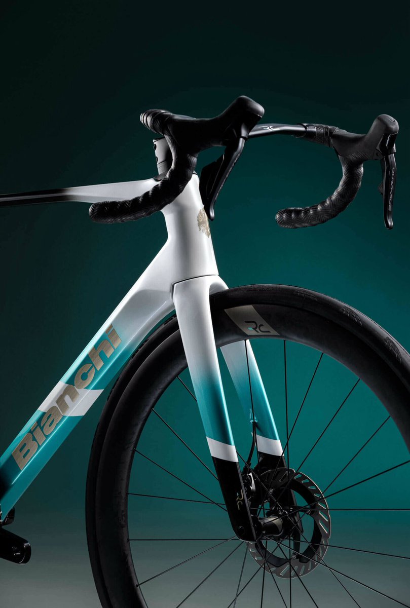 Yokohama1885's tweet photo. 【NEW SPECIALISSIMA】

「軽いだけ」では終わらない。

軽さと空力性能を高次元で融合した、ビアンキ史上最軽量のSPECIALISSIMA。

登りでは軽さが武器に。
平坦では空力性能を。
そしてダウンヒルでは高い安定感を。

本日より受注開始。

気になる方はビアンキバイクストア横浜まで！

#Bianchi https://t.co/bcmz3fPjWh