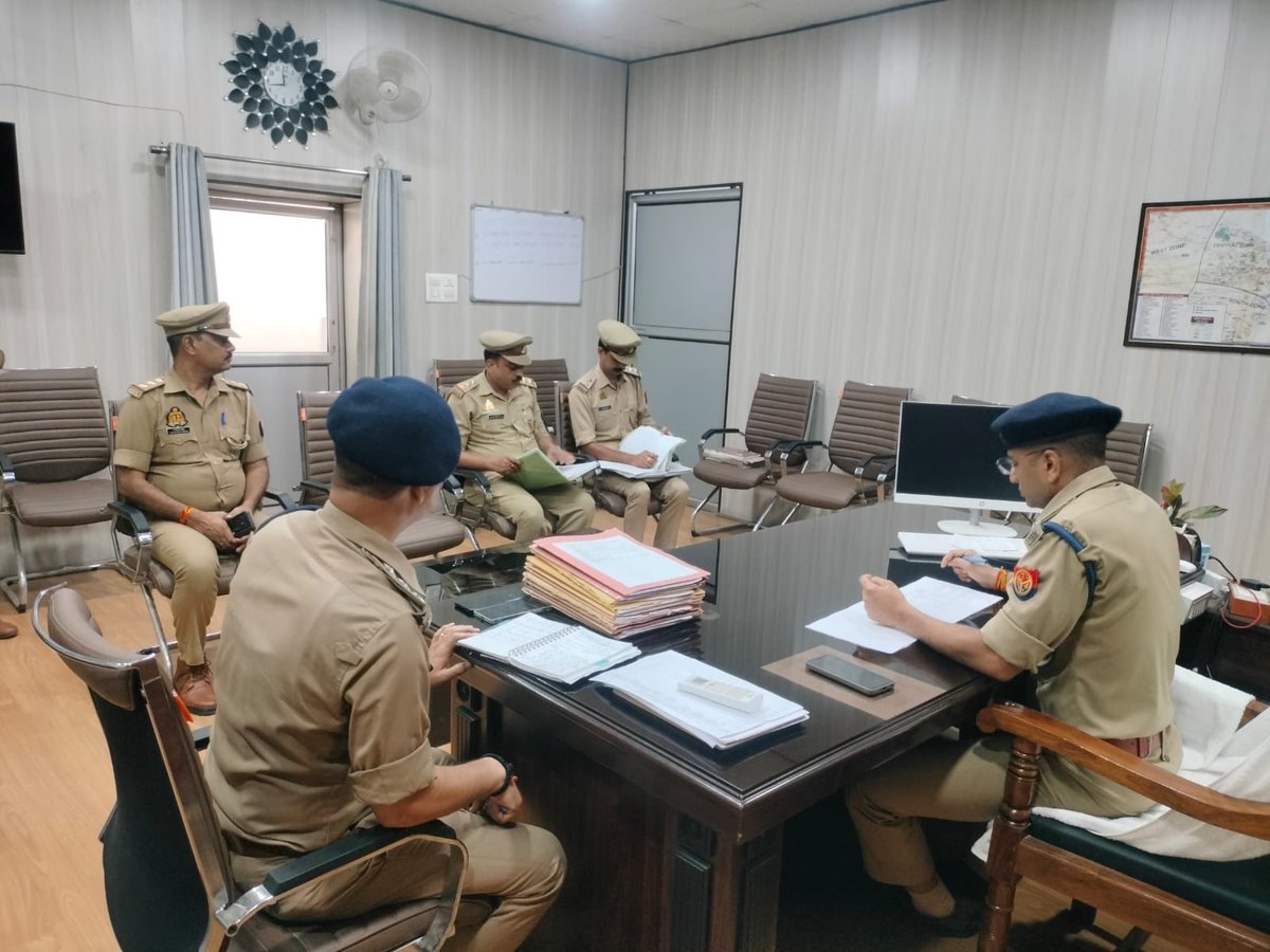 DcpEast's tweet photo. *आज दिनांक-13.07.2026 को श्रीमान पुलिस उपायुक्त पूर्वी श्री सत्यजीत गुप्ता द्वारा पुलिस उपायुक्त पूर्वी कार्यालय पर थाना महाराजपुर के विवेचकों का अर्दली रूम किया गया जिसमें मामलों की प्रगति की समीक्षा की व निर्देश दिए और आवश्यक मार्गदर्शन प्रदान किए- https://t.co/bACbhqx1V2