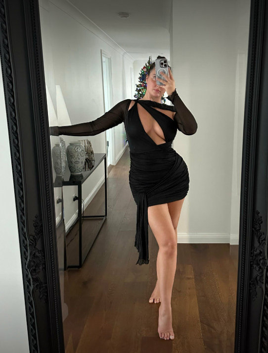 w1fenextdoor's tweet photo. which dress suits me better?🥰
1 or 2?🫣 https://t.co/FgP59I8SkL