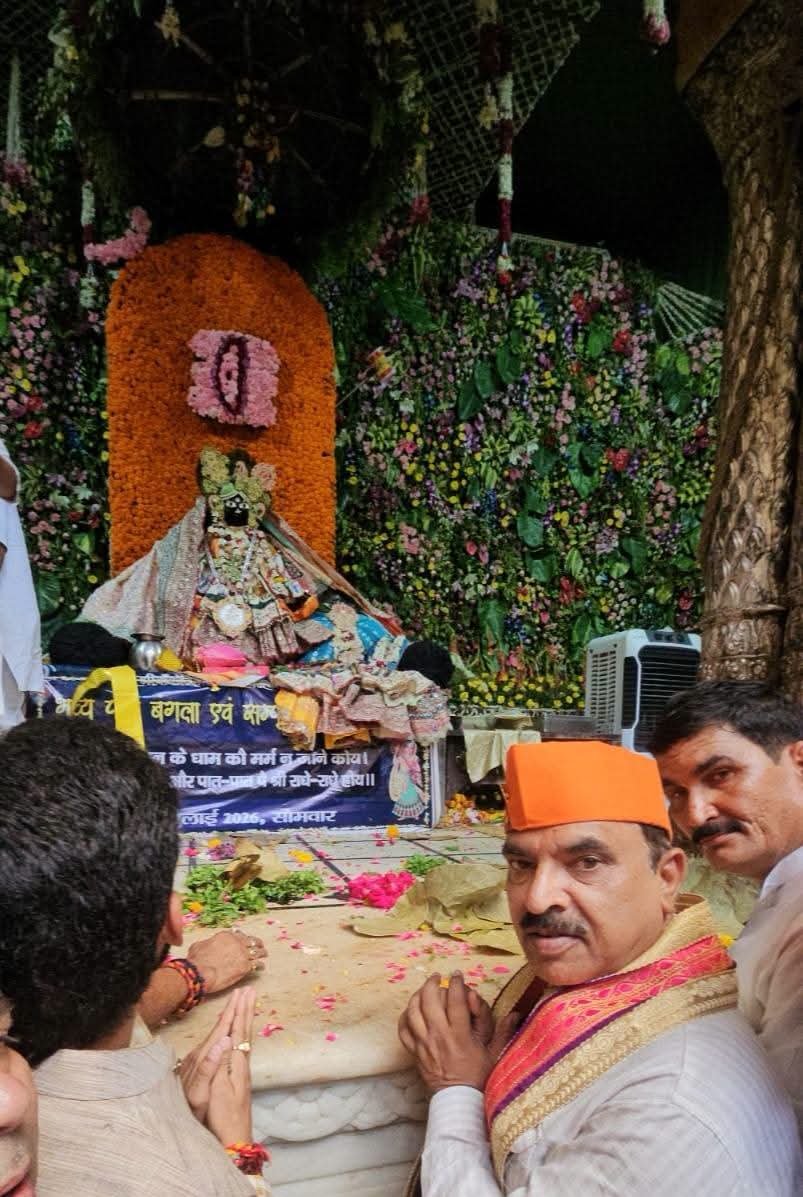 prakashpal_bjp's tweet photo. बांके बिहारी लाल की जय!

मथुरा: आज वृंदावन धाम स्थित श्री बांके बिहारी मंदिर में ठाकुर जी के दर्शन-पूजन कर सभी के लिए मंगलकामना की।

राधे-राधे!
#अबकी_बारी_बांके_बिहारी https://t.co/gcf4PktW7j