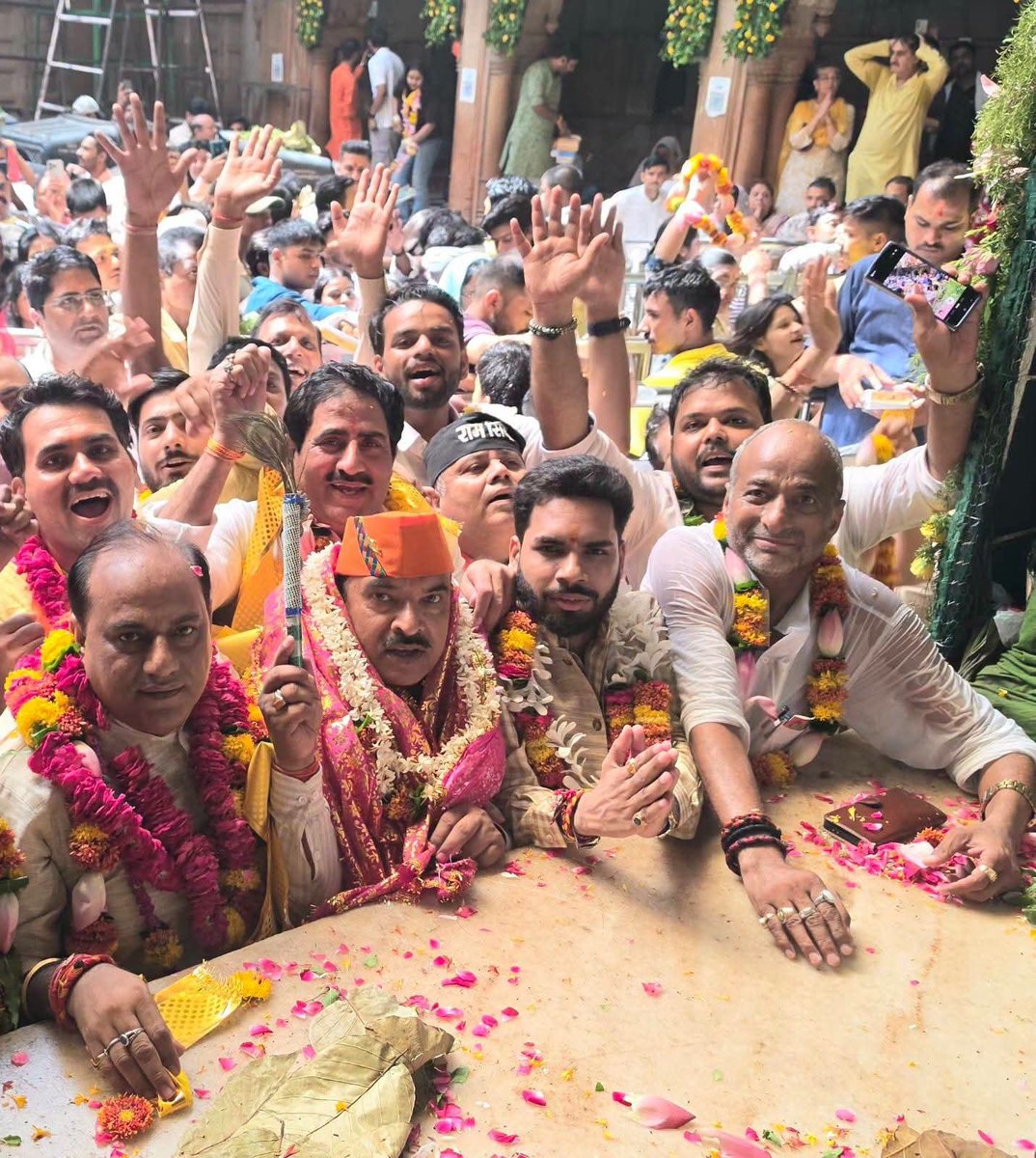 prakashpal_bjp's tweet photo. बांके बिहारी लाल की जय!

मथुरा: आज वृंदावन धाम स्थित श्री बांके बिहारी मंदिर में ठाकुर जी के दर्शन-पूजन कर सभी के लिए मंगलकामना की।

राधे-राधे!
#अबकी_बारी_बांके_बिहारी https://t.co/gcf4PktW7j
