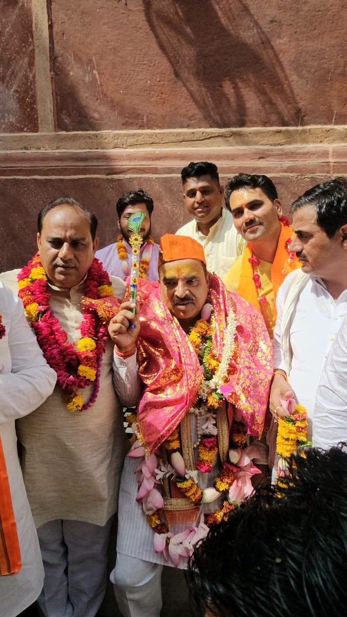 prakashpal_bjp's tweet photo. बांके बिहारी लाल की जय!

मथुरा: आज वृंदावन धाम स्थित श्री बांके बिहारी मंदिर में ठाकुर जी के दर्शन-पूजन कर सभी के लिए मंगलकामना की।

राधे-राधे!
#अबकी_बारी_बांके_बिहारी https://t.co/gcf4PktW7j