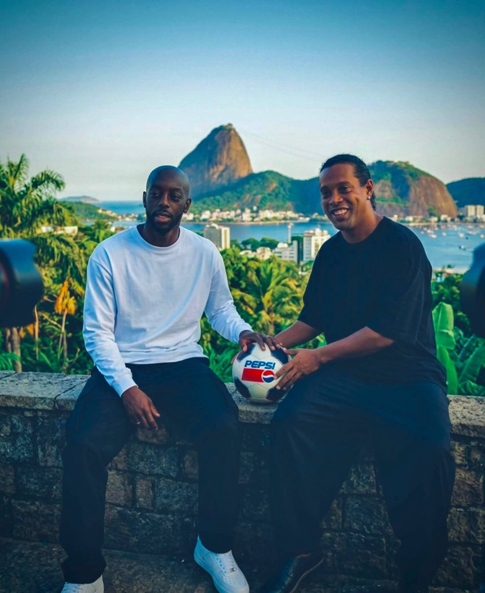 Rdc_News5's tweet photo. 🚨🇨🇩 BREAKING NEWS : Yoane Wissa devient le nouveau visage de Pepsi ! 🔥🥤

L'attaquant congolais rejoint la prestigieuse marque, suivant les traces de la légende brésilienne Ronaldinho. Une nouvelle étape majeure dans la carrière de l'international congolais, désormais ambassadeur de l'une des marques les plus populaires au monde.

Félicitations à Yoane Wissa ! 🇨🇩👏