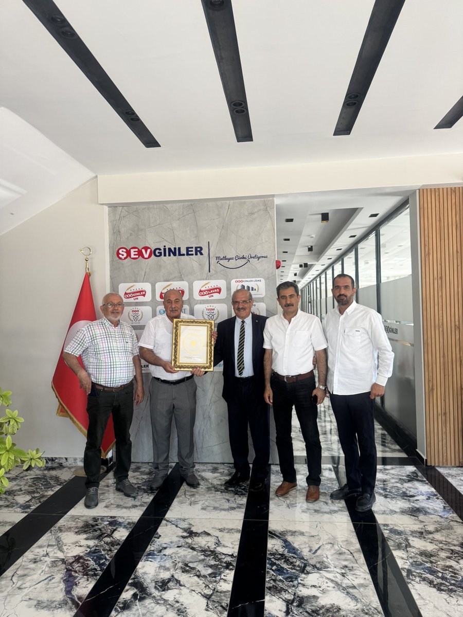 SevginCelal's tweet photo. Van Ziraat Odası Başkanımız Sayın Hasan Özgökçe ve kıymetli heyetini şirketimizde ağırlamaktan büyük memnuniyet duyduk.

Gerçekleşen nazik ziyarette; Van’ımızın tarımsal potansiyeli, buğday ve arpa hasadı, ürün verimliliği, rekolte durumu ve çiftçilerimizin beklentileri üzerine kapsamlı değerlendirmelerde bulunduk. Tarımın gelişimi, üreticilerimizin güçlenmesi ve bölgemizin ekonomik kalkınmasına katkı sağlayacak konular hakkında verimli istişareler gerçekleştirildi.

Sayın Hasan Özgökçe’nin şahsına takdim ettiğimiz anlamlı hediyeyi memnuniyetle kabul etti. Bu nazik davranışları ve değerli ziyaretleri bizleri onurlandırmıştır.

@HasanOzgokce @ziraatodalari @TCTarim @OfisTMO @Ahmet_Guldal @K_Turkmenoglu_V @Burhan_Kayaturk @vantsokurumsal @vanticborsa @NecdetTakva @Nayifsuer