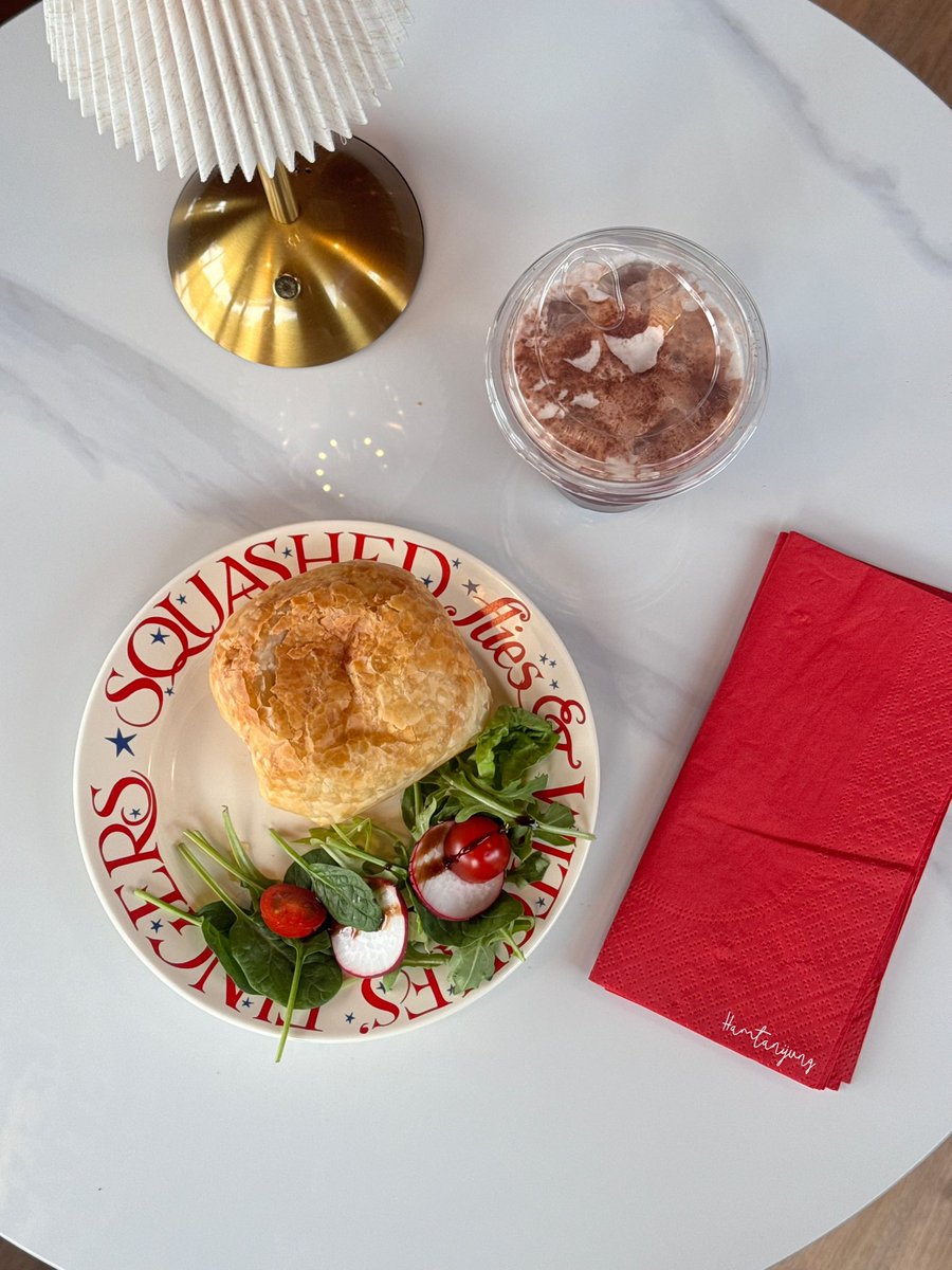 Hamtanijung's tweet photo. ร้านสวยมากกก ใส่ใจทุกดีเทล
Pot pie เนื้อ อร่อยมากกกกก
Chocolate ก็ดี ❤️❤️
ร้านเปิด 10.00-18.00 น. (มัมบุ๊คแจ้งว่า 9.00 แอร์จะยังไม่ค่อยเย็น ขอเป็น 10 ดีกว่า ) เปิดทดลองไปเรื่อยๆยังไม่มีกำหนดปิดนะคะและจะมีอาหารทยอยมาเพิ่มขึ้นค่ะ
#เป๊กผลิตโชค #PeckPalitchoke 
#TheCrimsonSoftOpening https://t.co/0P4kPVknrt
