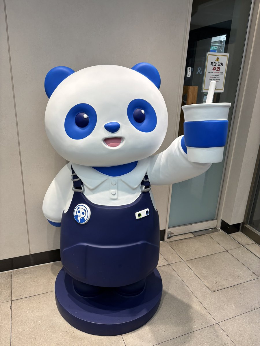 jyuoni's tweet photo. EDIYAとHOLLYSと茶百道で🍉スイカジュースを飲んだ🥤
茶百道のパンダが可愛い🐼 https://t.co/UcZvjvPRoE