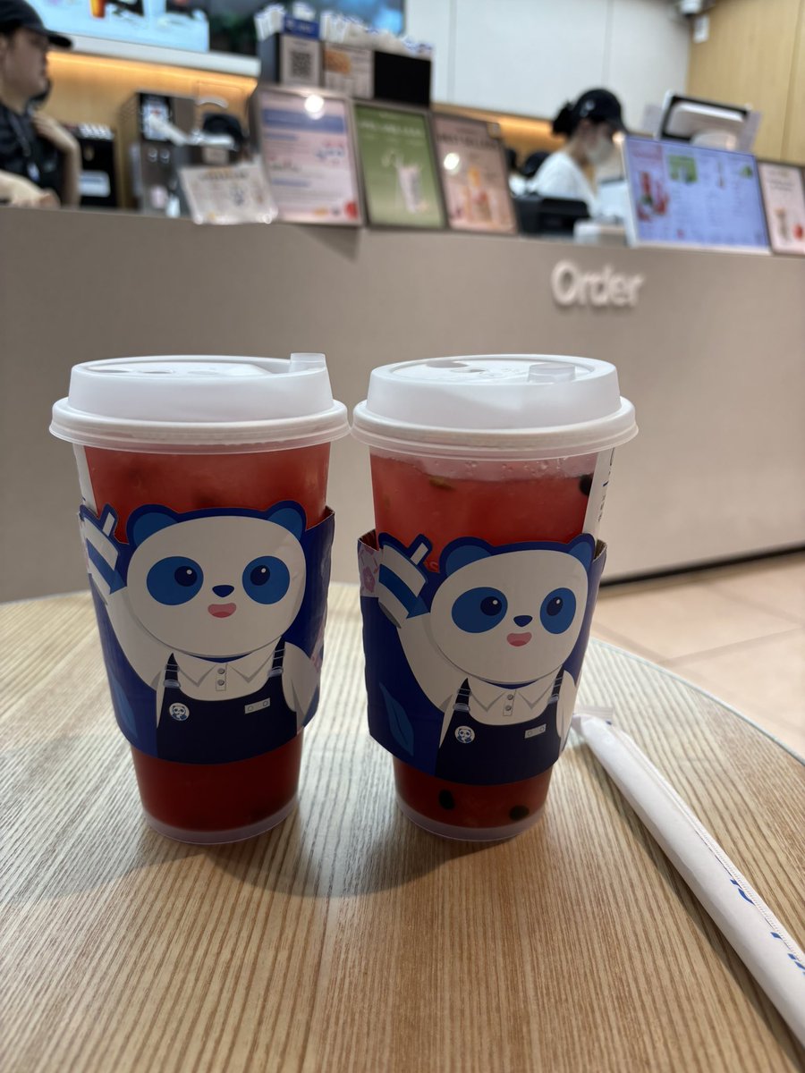 jyuoni's tweet photo. EDIYAとHOLLYSと茶百道で🍉スイカジュースを飲んだ🥤
茶百道のパンダが可愛い🐼 https://t.co/UcZvjvPRoE