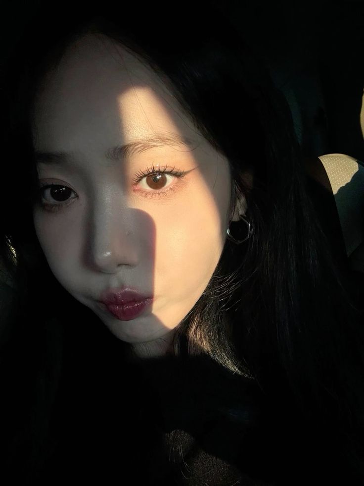 sbt2me's tweet photo. 자연광 하니까 생각난 또 다른 사진...
눈에 빛들어와서 갈색빛나는거랑.. 피부에 광도는거 너무 좋고 설렘.....😙 https://t.co/jQohMdDeOj