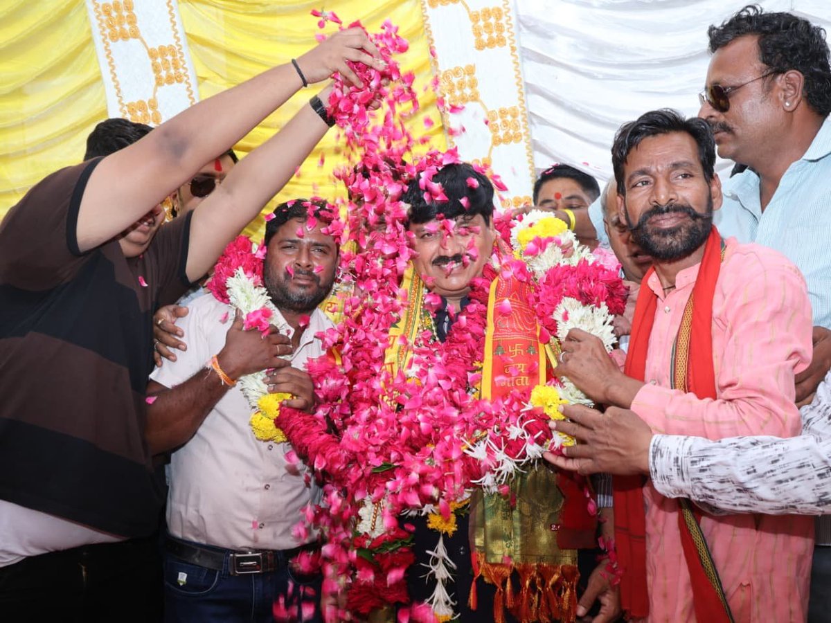 bjpanilfirojiya's tweet photo. आज जन्मदिवस के पूर्व अकील खान मित्र मंडली द्वारा स्नेहपूर्ण शुभकामनाएँ, आत्मीय स्वागत एवं सम्मान प्राप्त हुआ।
आप सभी का प्रेम, विश्वास, अपनापन और आशीर्वाद मेरे लिए अमूल्य धरोहर एवं जनसेवा के पथ पर निरंतर आगे बढ़ने की प्रेरणा है। https://t.co/2vIGsaUWET