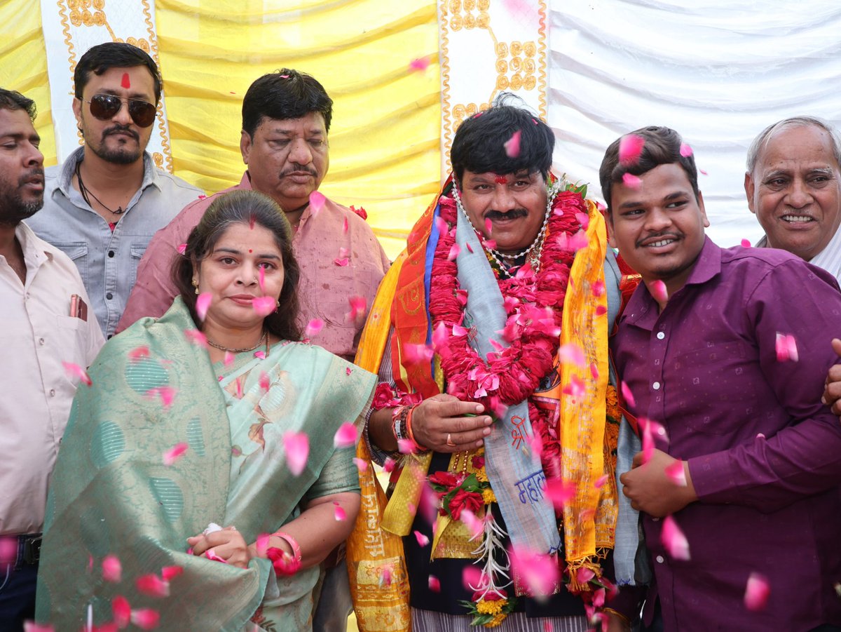 bjpanilfirojiya's tweet photo. आज जन्मदिवस के पूर्व अकील खान मित्र मंडली द्वारा स्नेहपूर्ण शुभकामनाएँ, आत्मीय स्वागत एवं सम्मान प्राप्त हुआ।
आप सभी का प्रेम, विश्वास, अपनापन और आशीर्वाद मेरे लिए अमूल्य धरोहर एवं जनसेवा के पथ पर निरंतर आगे बढ़ने की प्रेरणा है। https://t.co/2vIGsaUWET