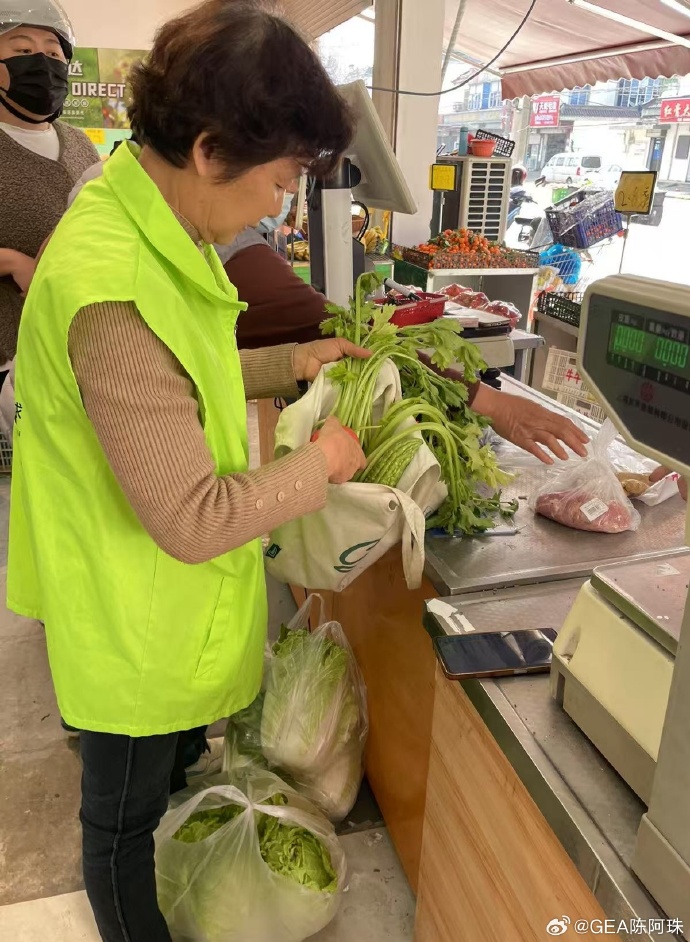 MeppenH's tweet photo. Spent 3 hours today at the community food bank sorting fresh veggies and packing meals for unhoused neighbors. Small acts = big warmth  #VolunteerLife #CommunityHelp https://t.co/jft46Tveka