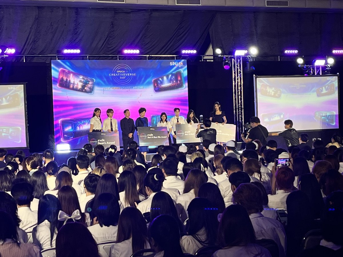 onyour_jaothap's tweet photo. มาถึงช่วงที่ประกาศรางวัลสำหรับผลงานของนักศึกษาที่นำมาโชว์ในวันนี้ มอบโดยท่านอธิการบดี ยินดีกับทุกผลงานด้วยค่ะ มันดีทุกผลงานมากจริงๆ https://t.co/e5GTylocyR
