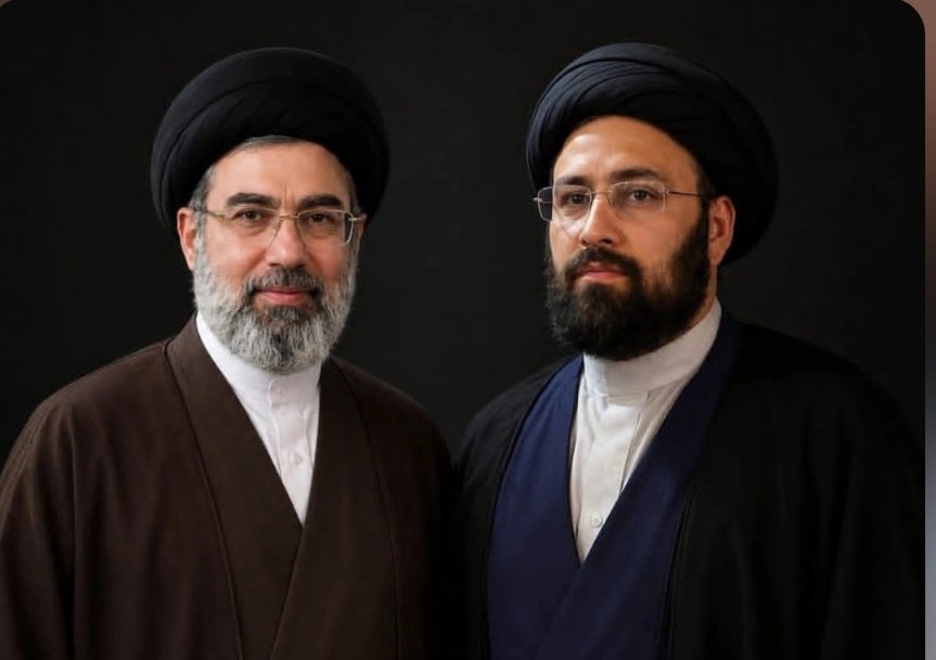 r_ahayi's tweet photo. چه زیباست😍
خامنه‌ای شه🥀ید و خمینی کبیر جوان شده‌اند 
و قرار است طومار تزویر و نفاق را برچینند.
#خمینی_جوان https://t.co/vYzSyxppX0