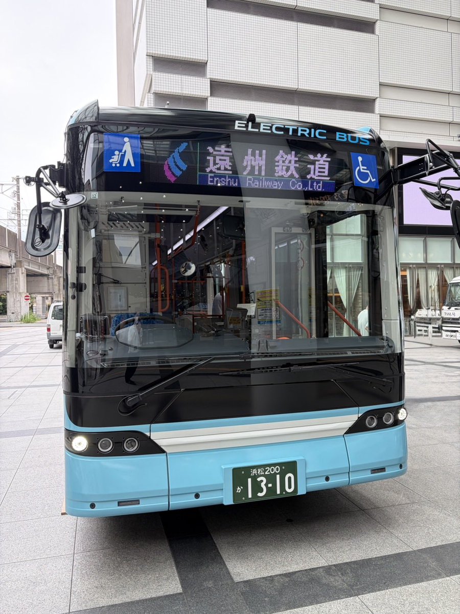 entetsu_rosen's tweet photo. こんにちは😃

今日は浜松駅前ソラモにEVバスが来ていました🚌

見慣れない場所にバスがいるのも壮観ですね🙌

夏のイベントにはEVバスの出演があるかも！？👀

今夏の活躍に期待です✨

#遠州鉄道
#遠鉄バス https://t.co/Ka2kFbcGUF