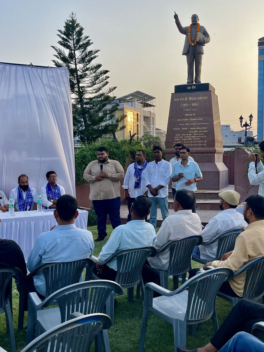 DevashishMina_'s tweet photo. 📍सीकर 

आज ‘छात्रों की गूंज’ अभियान के अंतर्गत आयोजित संविधान संवाद में शामिल होकर विद्यार्थियों की आवाज़ को मजबूती दी।

पेपर लीक, बेरोज़गारी और शिक्षा व्यवस्था की बदहाली के खिलाफ यह लड़ाई हर छात्र की लड़ाई है।

#devashishmina 

#chhatronkigoonj #bhimavaram #nsui #congress https://t.co/NfEUlZi9J0