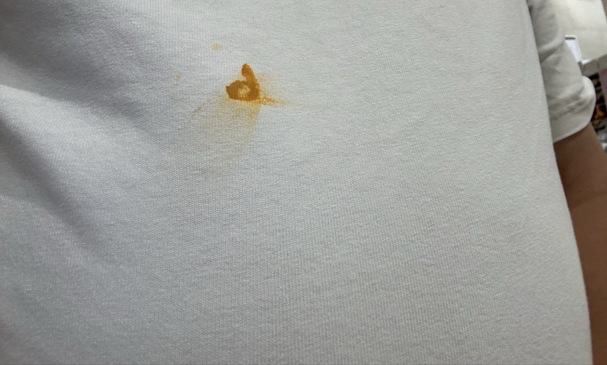 hrizeinc's tweet photo. 私、恥ずかしながらよくTシャツにご飯落としてシミ作るマンなのですが、今日は奇跡的にdポイントみたくなりました https://t.co/rIN26aYw8X
