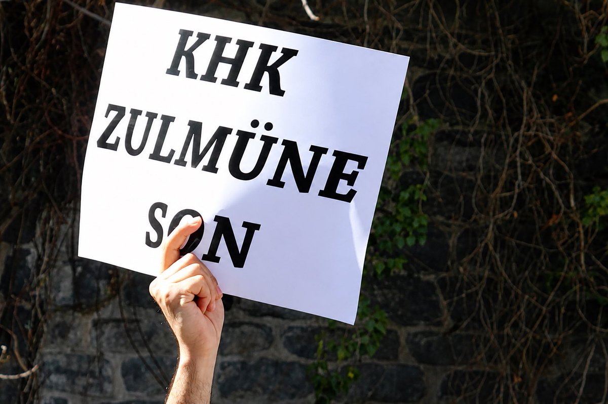 avidrissahin's tweet photo. 15 Temmuz’un 10. yılında darbe zihniyetiyle mücadele etmek ne kadar önemliyse, o gece uğruna meydanlara çıkılan adaleti yaşatmak da o kadar zorunludur.

Bu hafta Meclis Genel Kurulu’na gelecek 12. Yargı Paketi beklentileri karşılamaktan çok uzak. Bağımsız mahkemelerin akladığı, beraat eden, takipsizlik alan binlerce KHK’lı vatandaşımızın hak iadesine dair pakette tek bir satır bile yok.

Mahkemenin “ak” dediğine idari kararlarla “kara” denilemez. Unutmayalım, suçluyu cezalandırmak devletin görevidir ama suçsuzun hakkını teslim etmek devletin şerefidir.

#12YargıPaketi #KHK #15Temmuz