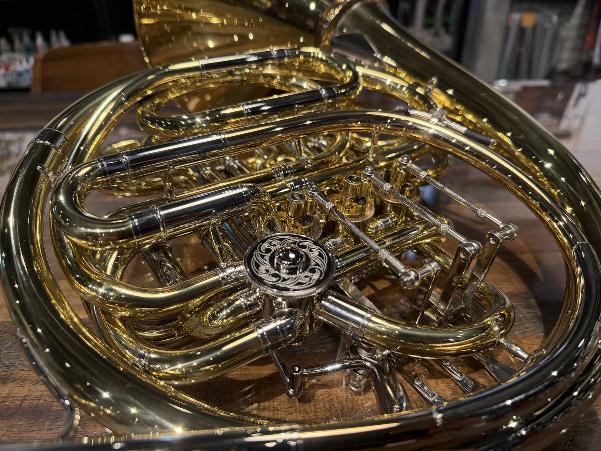 WINDSLABO's tweet photo. 中古アレキサンダーホルン
103MBL(https://t.co/SKaH57OAZe.348••)出ました！
かな〜り良いコンディション。ホルンもハードケースも、ホント新品みたい！

現在の新品価格は¥2,255,000。中古売価は、お名前と都道府県のみお知らせいただき、お問い合わせください。 https://t.co/bawCKQsYpx