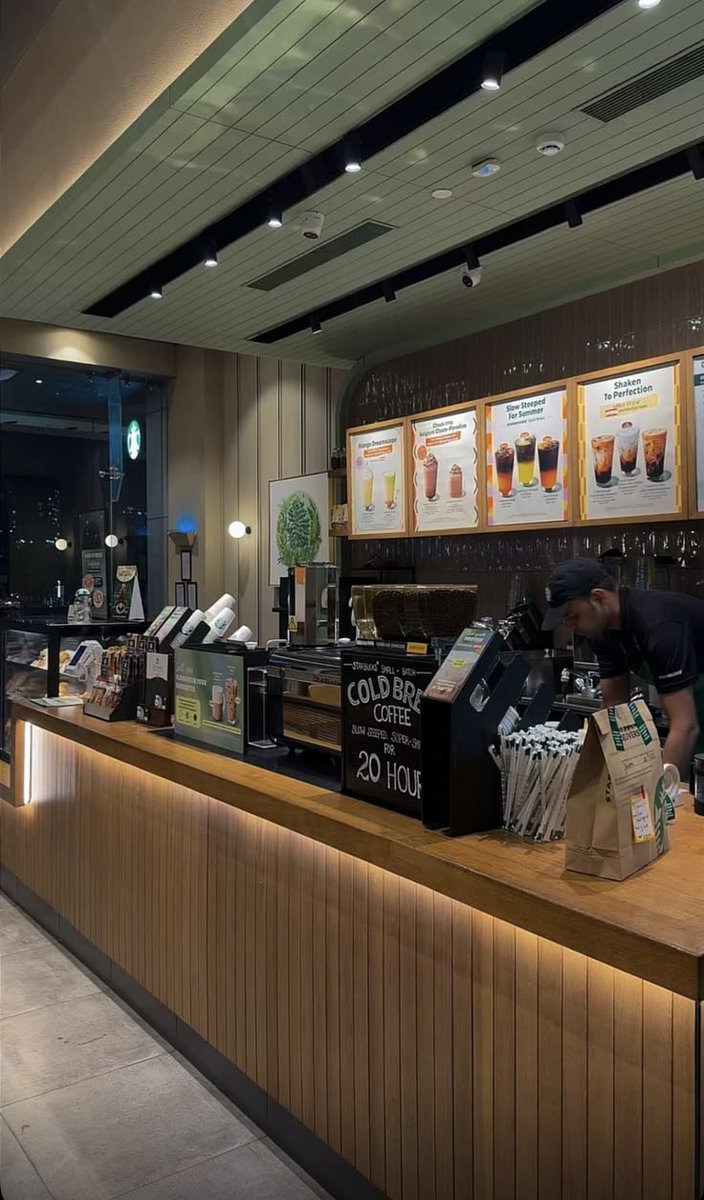 sarahnatasyah_'s tweet photo. udah udahin dong bikin coffeeshop sampah dijogja, aneh gak masuk akal sumpah. jujur ya gue baru kali ini nemu orang bikin coffeeshop buka banyak cabang tapi gak pake mesin espresso, ada central kitchen sendiri buat bikin espresso dll. kita setengah mati nabung buat beli mesin grinder buat serve kopi enak minuman oke diluar kemampuan budget kita buat hedon. kalian masuk jebreeet buka seabrek influenfer dimodalin iphone 17 semua, minuman ketai roti sampah makanan kek mbg, ayo lah cari kota lain

aja jangan dijogja, lu menciptakan kumpulan boti boti tai anjing yg ngerasa dirinya keren. masih banyak umkm yg butuh disupport, gue bicara diluar apa yg gue punya. gue ngewakilin temen temen yg setiap hari pembahasannya selalu setiap bulan openingan coffeeshop, template sama. bayar kol antek anteknya mereka viral dimana mana sampe orang sekarang bukan nyari coffeeshop enak , tapi coffeeshop aestetik tai ledik. gue tau 2029 mau pencalonan , tapi jangan dijogja plis. kasihan mereka yg usaha

mati matian buat usaha kecil mereka yg sekarang kegerus karna generasi coffeeshop sampah cuma mikirin tempat doang. gue tau ada pasarnya sendiri iya paham, tapi kalo lu berbisnis dengan cara kaya gitu, kalo gue beropini begini sah sah aja kan ? jadi kalo ini fyp, dan baca lu share aja kalo gak seneng suruh temuin gue .

cc : andre.setiawaann