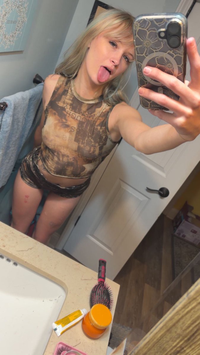 sunnybloomyy's tweet photo. i want a nerd loser who’s only obsessed with me https://t.co/Rye3c7CtdH
