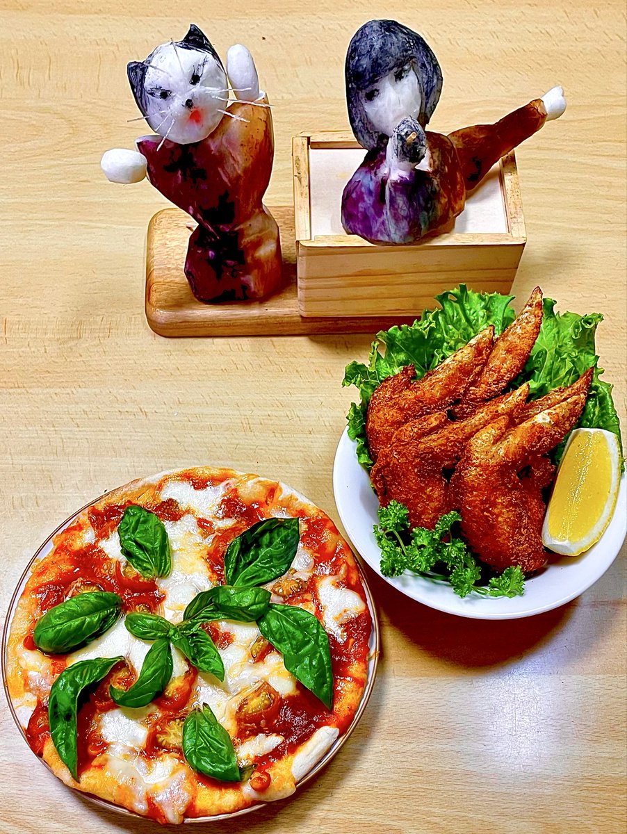 cookumetaku's tweet photo. ♫まっさかさまに堕ちてdesire
　炎のように燃えてdesire🔥
今日は中森明菜さんのお誕生日🎉🎂
プランター栽培で育てたトマトとバジルを使って作ったマルゲリータと手羽先の唐揚げ🍅🌿
#ピッツァ #中森明菜 https://t.co/gsE49dxQnb