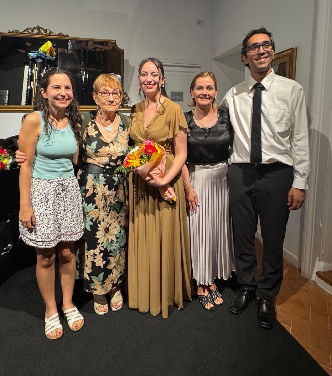 EmbParaguay_ITA's tweet photo. En el marco de la agenda cultural, se llevó a cabo un concierto realizado en conjunto por la Embajada y la Asociación Paraguay-Italia. La soprano paraguaya Alejandra Meza y, el pianista y director paraguayo Alejandro Ruiz deleitaron a los presentes con música italiana y paraguaya https://t.co/rxBcALrIBH