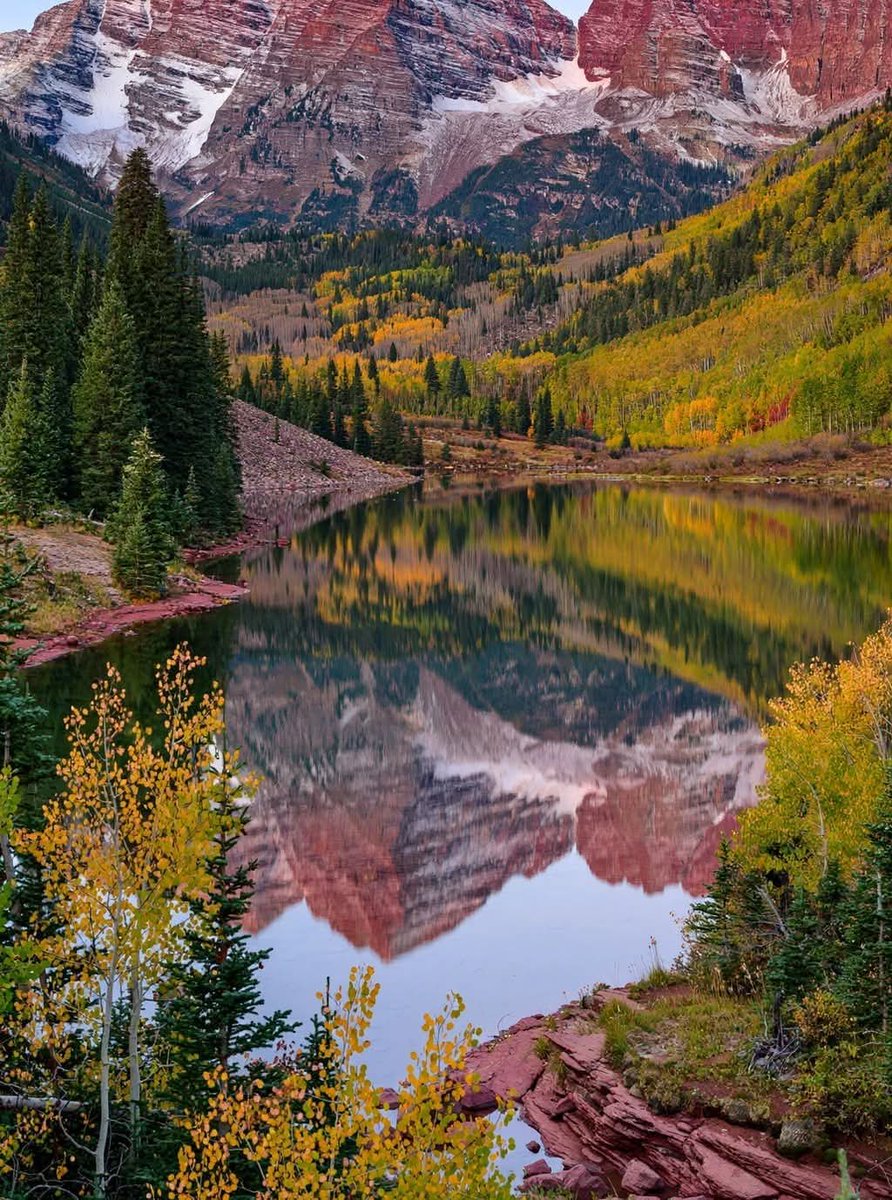 DNatives67667's tweet photo. Maroon Bells, Colorado
Maroon mudstone peaks, Maroon Lake reflection 🪞😲 https://t.co/VA7mC8REcY