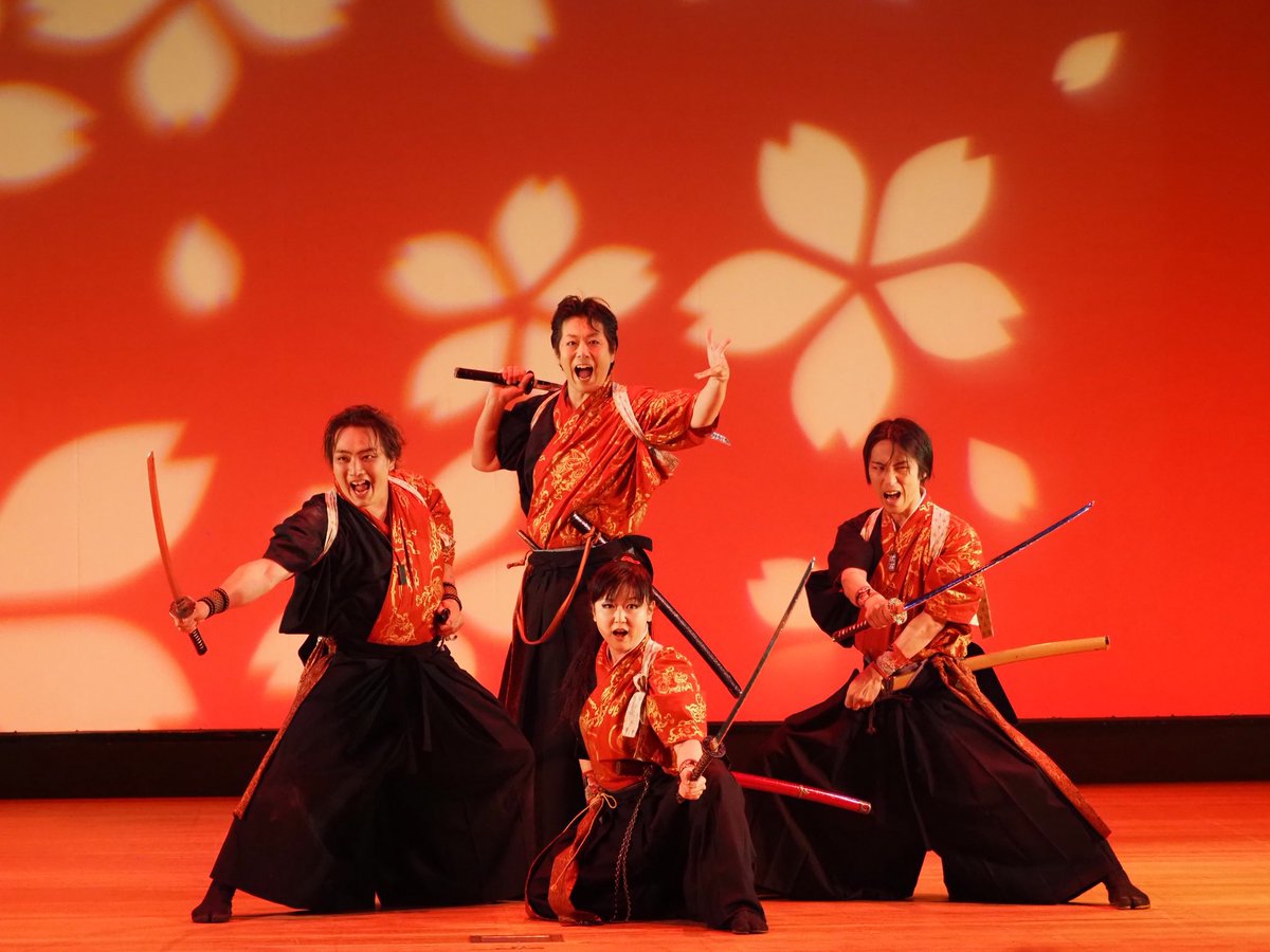 yuelong1021's tweet photo. うちのための照明！みたく見えるけど紅桜剣舞会から桜をとって桜舟剣遊会としたチームの公演なので桜舟のための明かりをうちにも当てていただいたんですよね テンションあがったwww

お写真拝借です
いつもありがとうございます https://t.co/yeew6S41bh