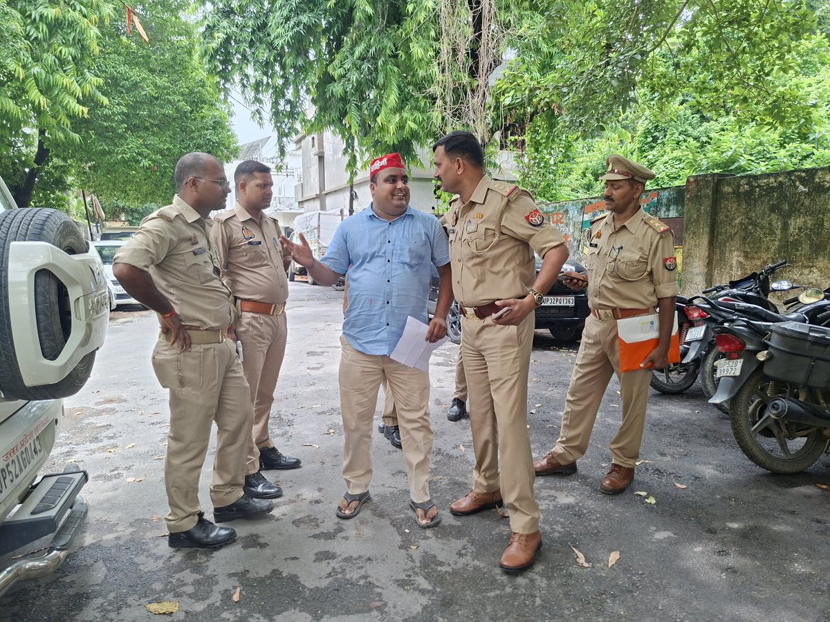 SriDivyansSP's tweet photo. जनपद मे आये पंचायती राज मंत्री कों ज्ञापन देने से रोक रही पुलिस।

जिला पंचायत ���ैम्पस देवरिया!

@yadavakhilesh @samajwadiparty https://t.co/oPEnHnhfEN