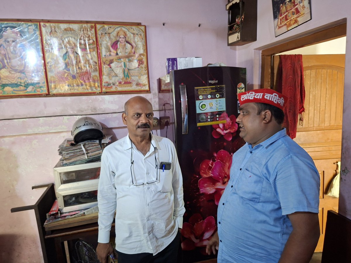 SriDivyansSP's tweet photo. जनपद मे आये पंचायती राज मंत्री कों ज्ञापन देने से रोक रही पुलिस।

जिला पंचायत ���ैम्पस देवरिया!

@yadavakhilesh @samajwadiparty https://t.co/oPEnHnhfEN