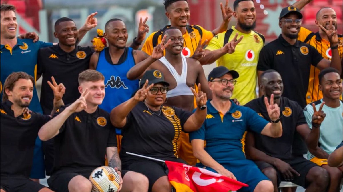 AkanimiltonM's tweet photo. The team with fans after the match 🤝 ✌️❤️ https://t.co/Q6b2yTfh5D
