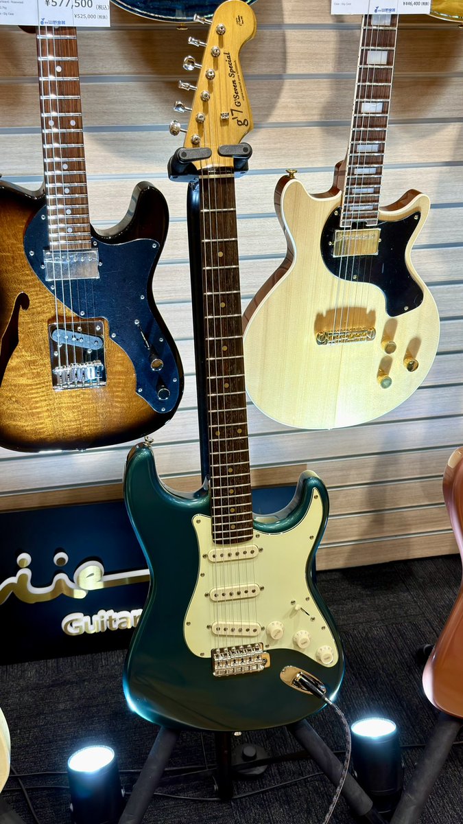 modelreflector's tweet photo. Приобрел отличный g7-ST от @g7_guitars в @yamano_guitar. Цвет lake placid blue так переливается от изумрудного к голубому, потрясающе! https://t.co/85XzMxW6qA