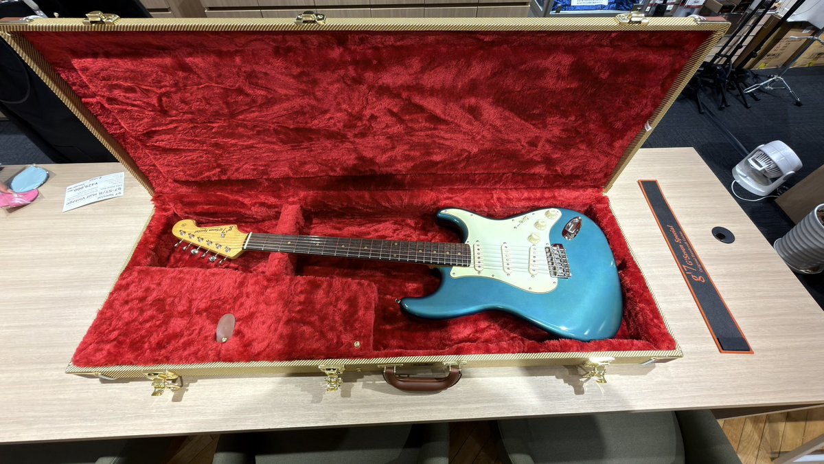 modelreflector's tweet photo. Приобрел отличный g7-ST от @g7_guitars в @yamano_guitar. Цвет lake placid blue так переливается от изумрудного к голубому, потрясающе! https://t.co/85XzMxW6qA