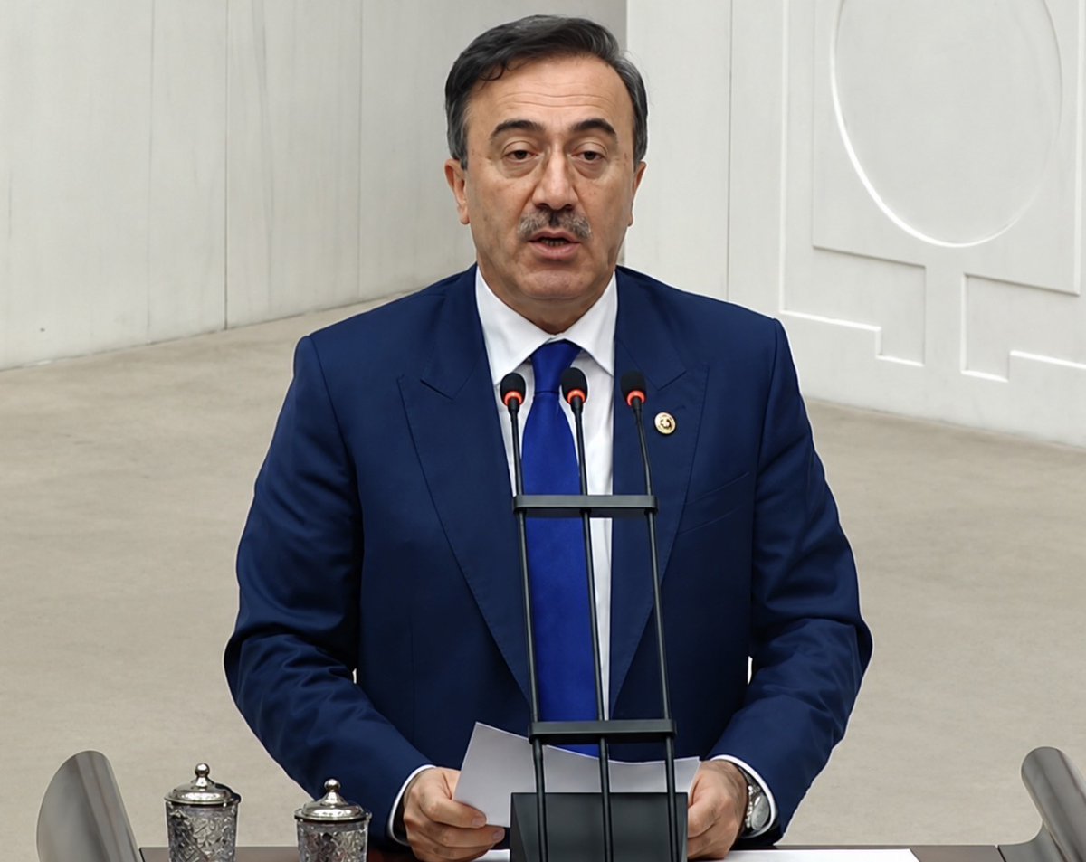mahfildijital's tweet photo. 🔴 Eski AK Parti Milletvekili Said Yüce:

LC Waikiki başta olmak üzere tüm kıyafet üreticilerine sesleniyoruz. 

Hassasiyeti olan anneler, babalar “Çocuklarımıza, torularımıza giydirecek Allah’ın rızasına uygun kıyafet bulamıyoruz” diye şikayet ediyorlar.

Küçücük, daracık, kısacık vücuda yapışan şortlar, pantolonlar, etekler. 

Her yerde bunlar var. Dükkan dükkan, mağaza mağaza AVM AVM gezdikleri halde ne yazık ki ahlaka uygun kıyafet isteyenler, aradıklarını bulamıyorlar.

Amerika ve Avrupa, Siyonist menşeli zındıka komiteleri ve onların yerli iş birlikçileri moda adı altında Müslüman toplumları ve nesillerimizi zehirliyorlar. 

Hiç olmazsa ahlaklı ve imanlı nesiller yetiştirmek isteyenlere istediklerini bulacakları ürünleri ve mağazalarda bunlara özel reyonlar ayırmak iyi olacaktır.

Ticaret Bakanlığı gibi kurumlar da bu işle ilgilense fena olmaz.