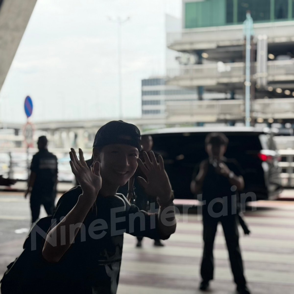 NineEntertain's tweet photo. เตนล์ แลนดิงถึงไทยในแอร์พอร์ตลุคส์สุดเท่ เผย พร้อมมาก! สำหรับคอนเสิร์ตใหญ่ 
.
ต่อให้เป็นฤดูฝนแต่คนโสดก็ไม่มีเหงา เพราะบ่ายวันนี้ (13 ก.ค. 69) ซุปตาร์เกาหลีสัญชาติไทย #เตนล์ชิตพล หรือ #เตนล์NCT แลนดิงถึงไทยเป็นที่เรียบร้อย เพื่อเตรียมพร้อมสำหรับจัดคอนเสิร์ตใหญ่ในประเทศไทยฉลองครบรอบ 10 ปีกับ "TEN: CORE0110" 10th Anniversary Concert 

โดยทันทีที่ปรากฏตัวต่อหน้าทัพสื่อมวลชนและเหล่าเลิฟลี่ หนุ่มเตนล์มาพร้อมแอร์พอร์ตลุคส์สุดกร้าวใจ สวมเสื้อยืดสีดำ หมวกสีดำ กางเกงยีนส์สุดเท่ รองเท้าผ้าใบเรียบง่าย พร้อมฉีกยิ้ม อวดความสดใส โบกมือทักทายสื่อมวลชน ก่อนจะยกนิ้วโป้งออกปากว่าพร้อมมาก! สำหรับคอนเสิร์ตที่กำลังจะเกิดขึ้น ก่อนที่เจ้าตัวจะโดดขึ้นรถหรูสีม่วง สีประจำตัวของหนุ่มเตนล์ที่มาจอดรอรับเดินทางออกจากสนามบินสุวรรณภูมิทันที 

สำหรับ "TEN: CORE0110" 10th Anniversary Concert ก่อนหน้านี้มีการเปิดเผยแขกรับเชิญนักร้องชาวไทยให้เหล่าเลิฟลี่ได้เห็นกันไปบ้างแล้ว อาทิ เจฟ ซาเตอร์ , นนท์ ธนน , นุนิว ชวรินทร์ , UrboyTJ , พีพี กฤษฎ์ , JAYLERR และอีกมากมาย โดยคอนเสิร์ตจะจัดขึ้นทั้งหมด 3 รอบ ในวันที่ 17-19 กรกฎาคม 2569 ณ BITEC Live, บางนา แฟน ๆ ที่มีบัตรอยู่ในมือห้ามพลาด.-ไนน์เอ็นเตอร์เทน
.
.
 #เตนล์ #TEN #tenlee_1001
#TENCORE0110Concert