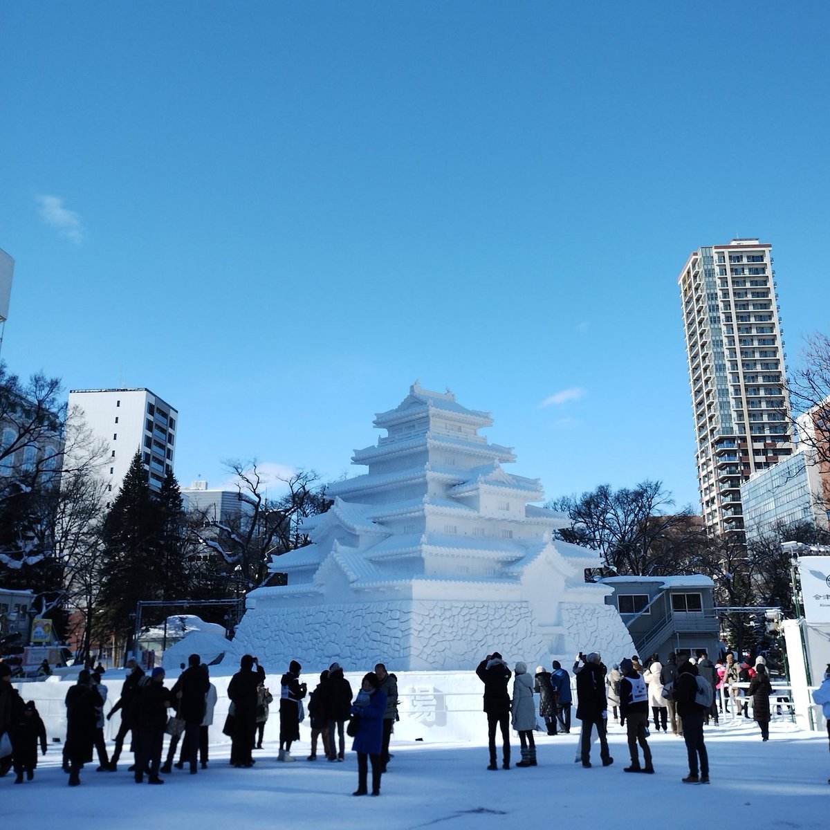 sapporolife2021's tweet photo. 【速報】
さっぽろ雪まつり2027概要発表❄
2月4日（木）～11日（祝）開催、メイン3会場（大通、すすきの、つどーむ）は変わらずも、注目はさっぽろテレビ塔の真下に新しく登場する巨大滑り台✨
もう一つ大きな変化としては陸上自衛隊が手がけていた大雪像が2基から1基に減り、北洋銀行などが1基の製作を担うことに⛄
#札幌イベント