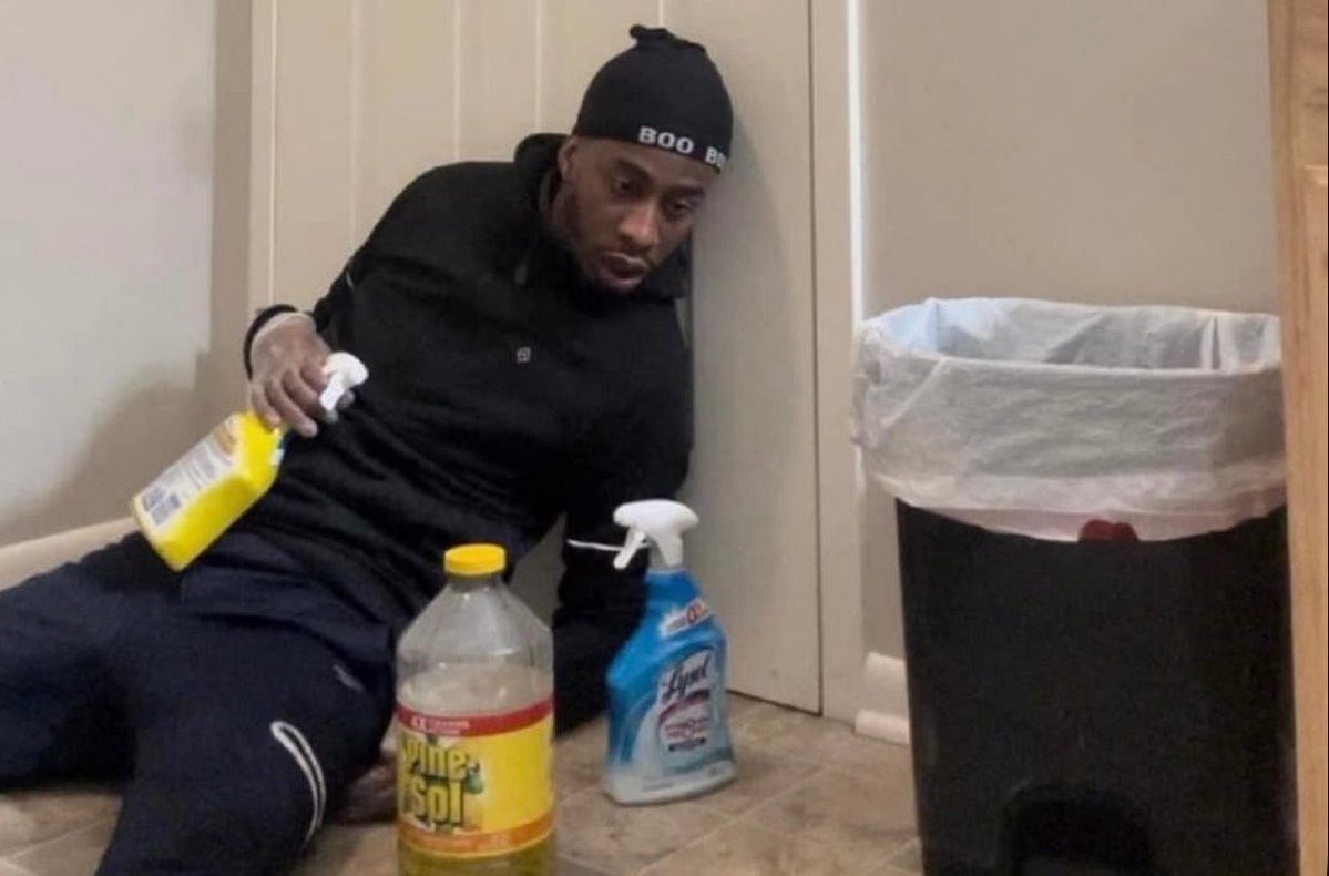 Laura_arma_ni's tweet photo. Me after mixing random chemical to clean the bathroom with the door closed https://t.co/E1W3Do9EUY