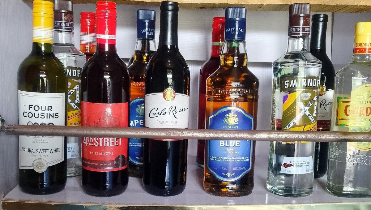 shikemisayo's tweet photo. PRODUCT: Carlo Rossi California Wine🍷
VOLUME: 750ml
TYPE: RED WINE 🍷
ALCOHOL VOLUME: 11.5%

🍷 Carlo Rossi California Red 75 cl is a fruity red wine with a floral hint and a crispy taste. 
🍷 California red wine is a blend of various grape varieties from vineyards in the central valley.
🍷 Carlo Rossi Red wine has a rich taste of sweet red fruit that is well balanced and light.
😋 This sweetened red wine is carefully crafted with passion and quality.
       Send a DM to place your order!
                    📍ABEOKUTA