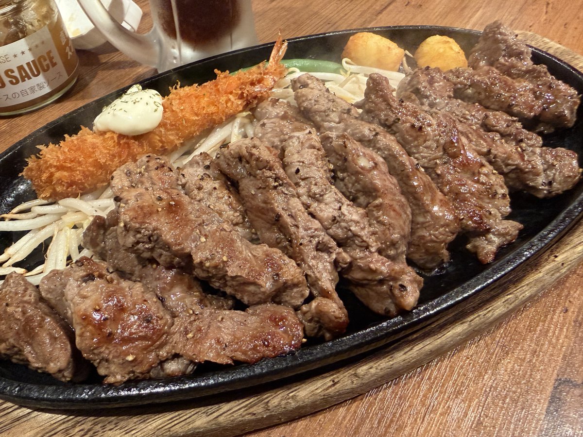 osaka2shin's tweet photo. 大阪民しか知らないのがもったいない。

そんな飲食店ってありませんか？ 

「いや、ここはもっと全国で流行るべき。」

そんな一軒を教えてください👀

私は「1ポンドのステーキハンバーグ タケル」

大阪では既にチェーン展開もしていて人気店だけど、ここはコスパ的にも味的にも全国チェーンになっても十分戦えると思ってます。
何より色々とトッピングや味変できるのが楽しいし美味しい📷

みんなが推したい大阪のお店も教えてください！

#大阪グルメ
#グルメ
#ステーキ
#コスパ
#大阪人に問いたい