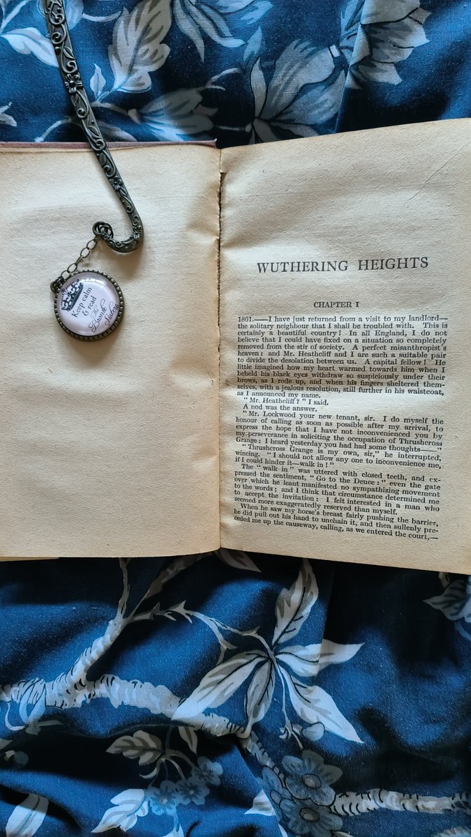 DebsGreenJones2's tweet photo. Deb's Daily Brontë
Another dust jacket I find slightly disturbing and whoever read it must have had excellent eyesight! #WutheringHeights #EmilyBrontë #DustJackets https://t.co/FKYSRlbyJN