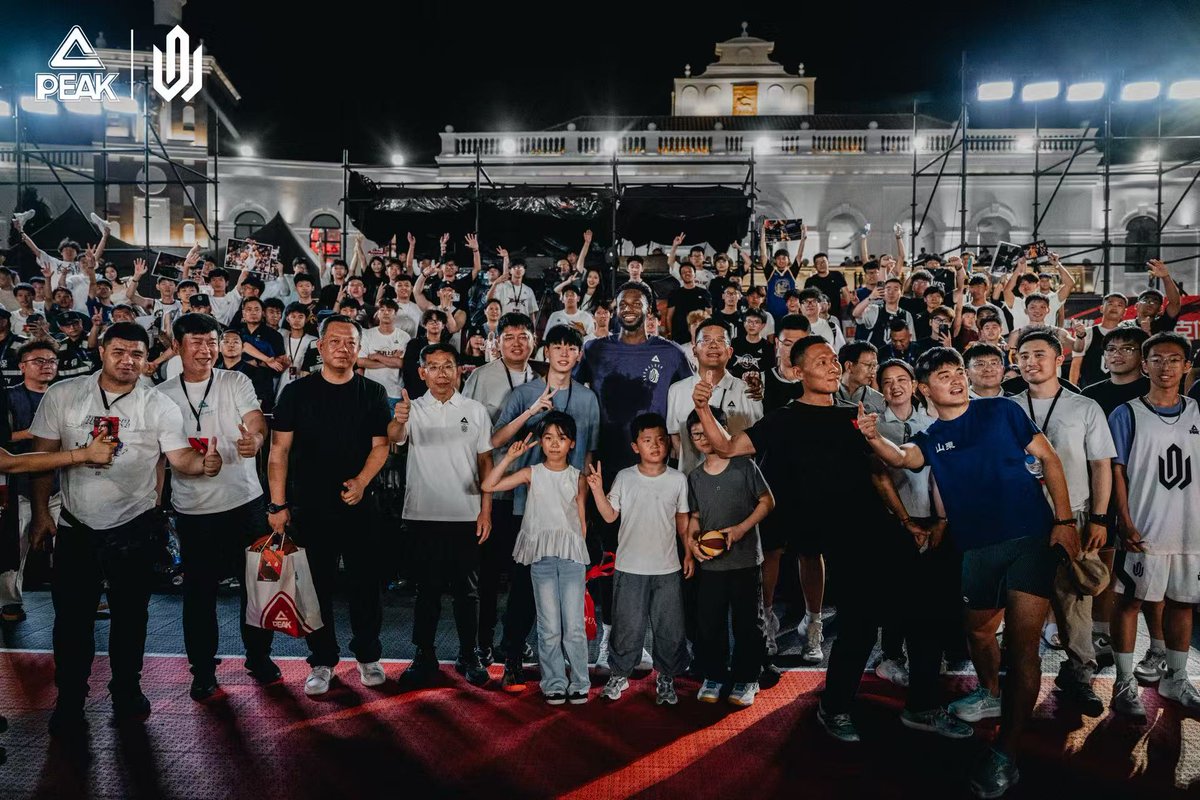 PEAKSPORTINTL's tweet photo. A superstar welcome in Jinan for the first stop of Wiggins’ PEAK China Tour. 🇨🇳🏀

The summer hoops run is officially on. 🔥

What’s your Wiggins story? Drop it below. 👇

#PEAKSPORT #AndrewWiggins #WigginsChinaTour #PEAKBasketball #PEAKtaichi #PEAKSPORThq https://t.co/OyrbeTwg4P