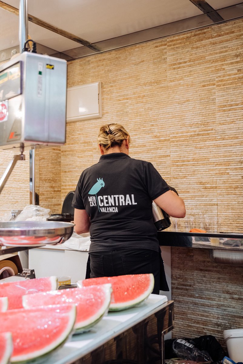 MCentralVlc's tweet photo. 🛒 Este estiu, compra amb paraula de venedor. Al Mercat, els nostres venedors t’aconsellen com traure més partit a cada producte: què està en el seu millor moment, com preparar-ho, com conservar-ho millor i com aprofitar-ho a casa.

Això és Mercat. https://t.co/Z45DYaX3vF