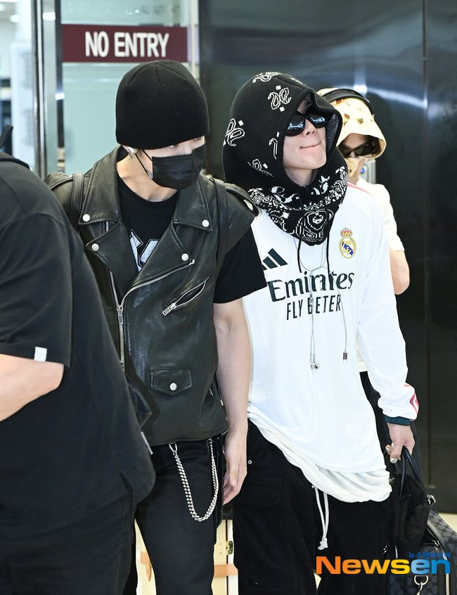 217chs's tweet photo. "newlyweds rockstar jihoon and rapper hyunsuk just arrived at the airport after their honeymoon in japan" https://t.co/Z6hJ9U4Kua