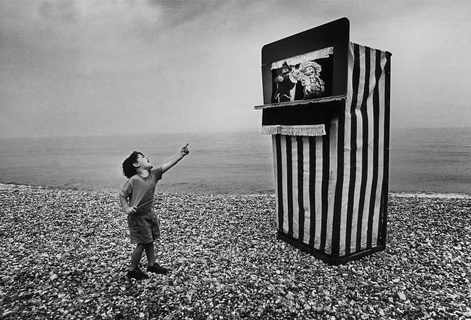 Bertrom's tweet photo. Photojournalist Roger Bamber covered war, politics and music for newspapers from the Sun to the Guardian. He began working as a freelance for the Observer in 1988. https://t.co/1Sqt5Veqtk