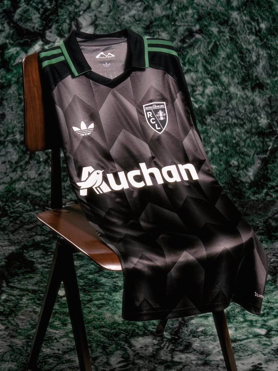 _PointDePenalty's tweet photo. Le maillot extérieur du RC Lens à -20% alors que la saison n'est pas encore commencée, c'est toujours ça de pris ! 

Lien (code PDP20) https://t.co/zbahEJoAJa https://t.co/ZocXkhSSaP