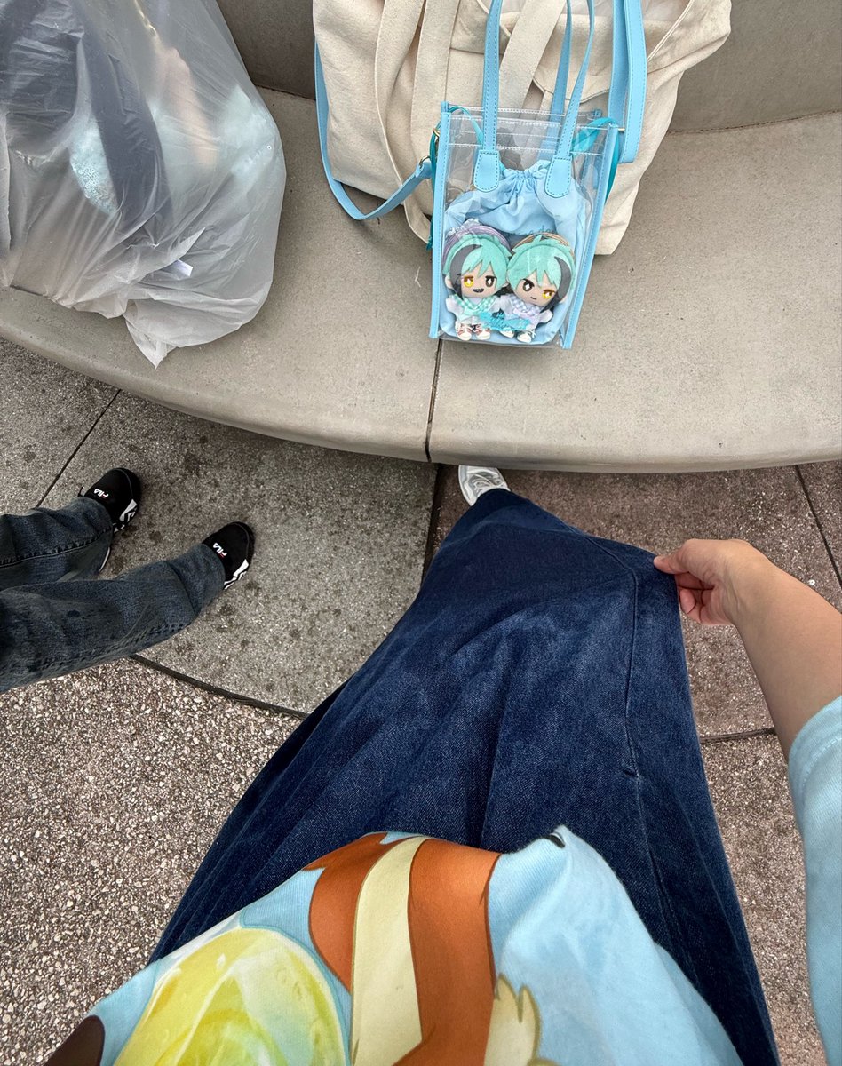 mznui831's tweet photo. アクアトピアのびしょ濡れMAX舐めてました〜。言っても「わー濡れたーー！😆💦」くらいかと思ってたら顔面からスプラッシュくらいました……🤣

ズボンも膝から下👖もうびしょびしょ。
文字通りびしょ濡れMAXにされました💦💦 https://t.co/HjwDmPf6e0