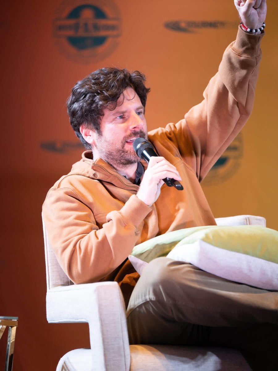 dazzle_stretch's tweet photo. james roday rodriguez i love you and your silly little pillow habit https://t.co/7VNPbKW1AU